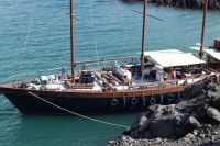 Ausflugsboot zu den Kameni-Inseln 