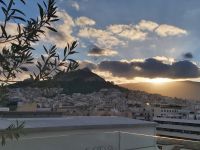 Morgensonne über Athen mit Lykabettushügel