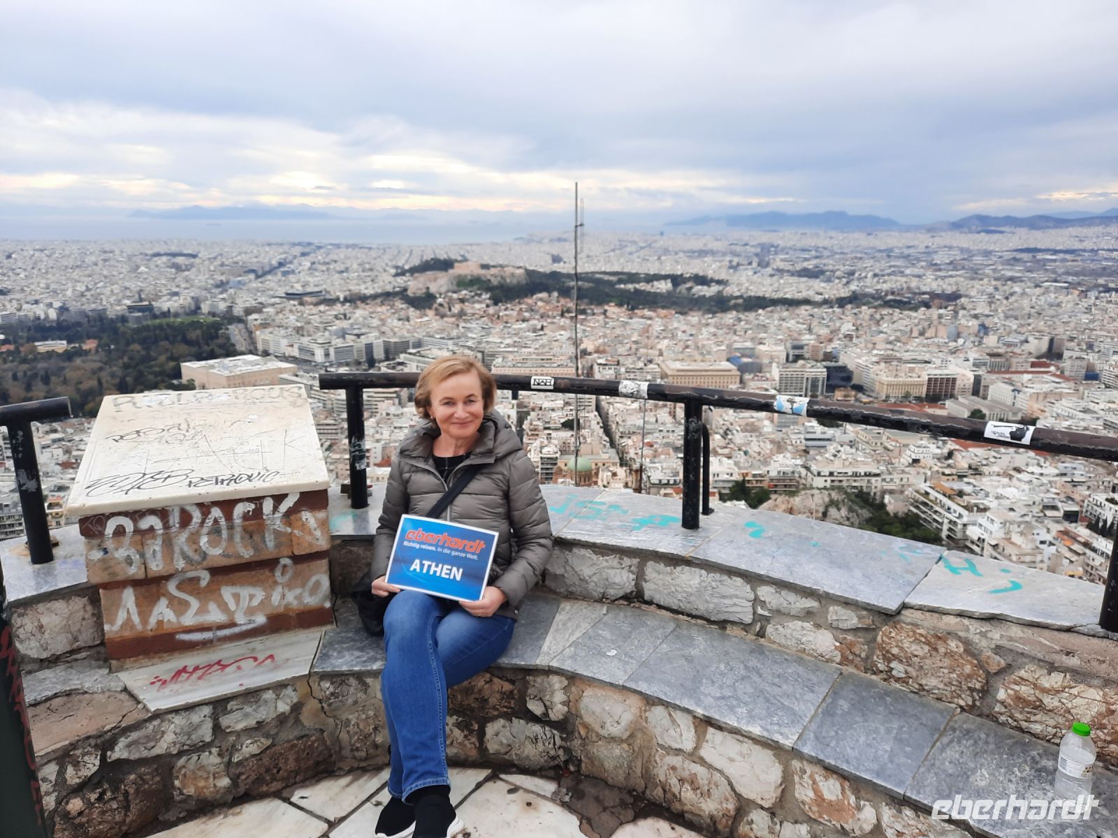 Stadtberg Lykabettus mit Blick auf Athen (Reisebegleiterin Katrin)