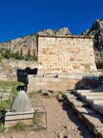 Delphi - Antiker Nabelstein (Kopie) mit Schatzhaus der Athener