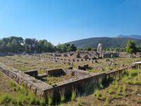 Epidauros - Gymnasion mit dem römischen Odeon in der Mitte und dem Eingangstor im Hintergrund