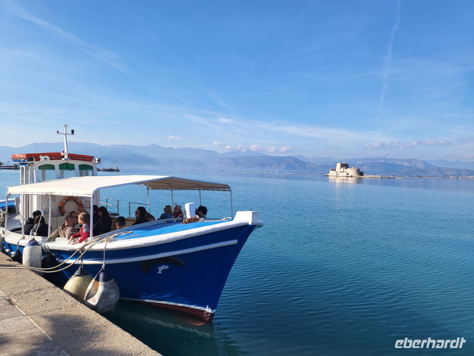 Kleines Fährboot in Nauplia