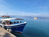 Kleines Fährboot in Nauplia