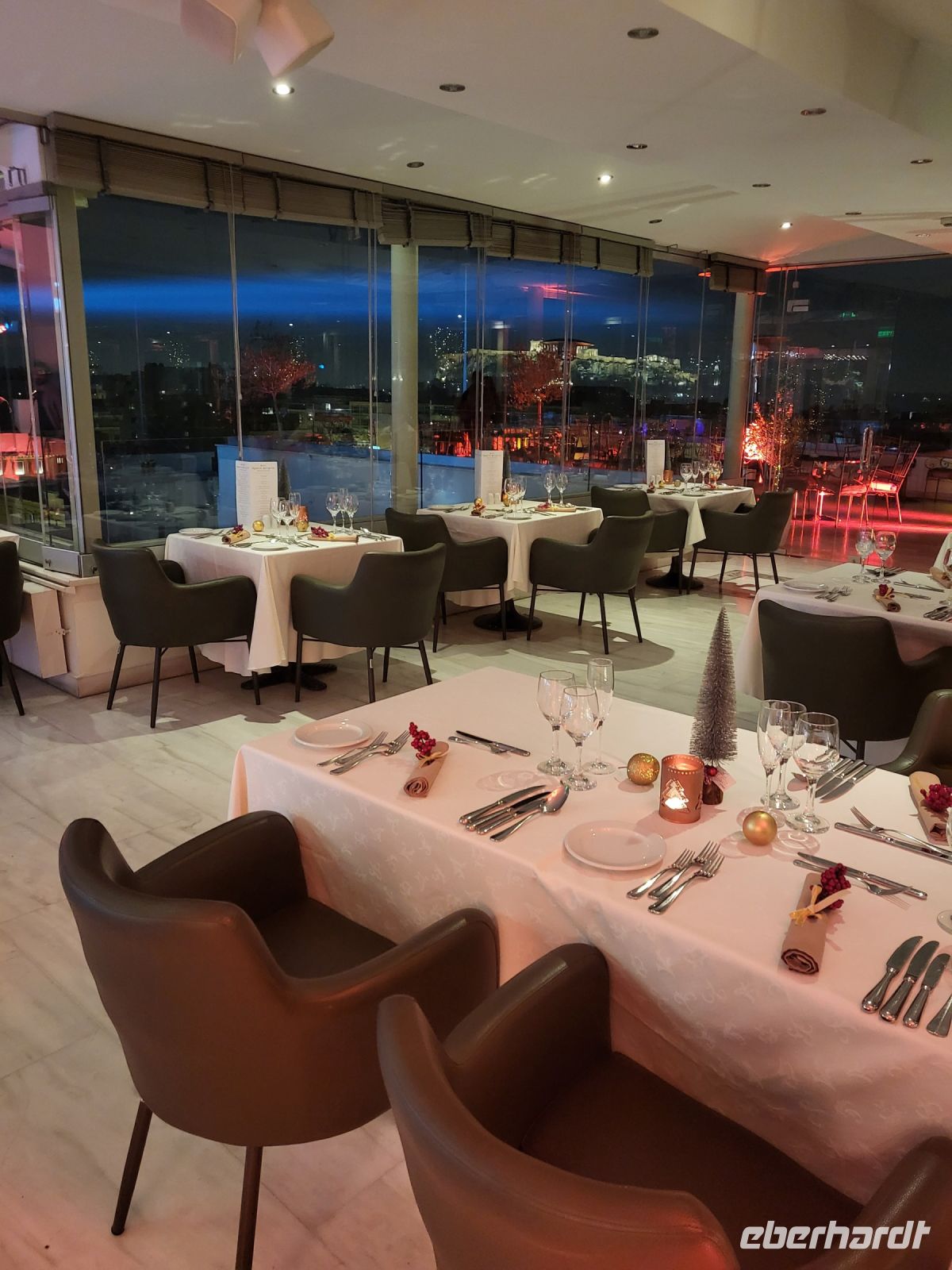 Roof Top Restaurant des Hotels, im Hintergrund die beleuchtete Akropolis 