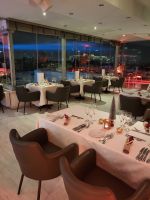 Roof Top Restaurant des Hotels, im Hintergrund die beleuchtete Akropolis 