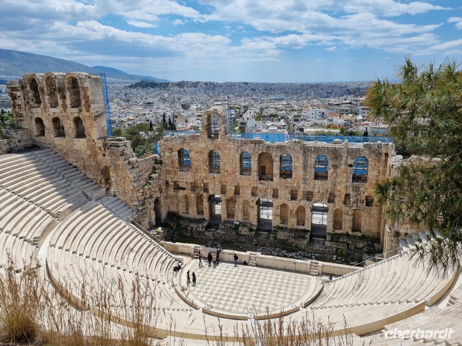 Athen - Odeon des Herodes Atticus am Fuße der Akropolis 