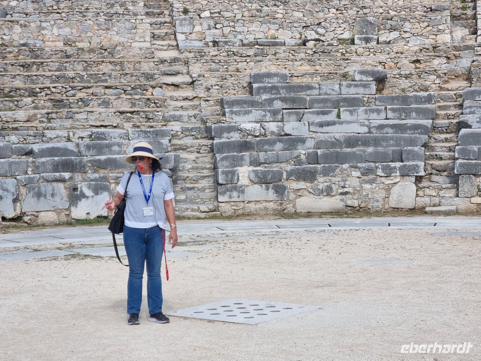 Archäologische Zone in Philippi (Theater) - örtliche Reiseleiterin Anastasia