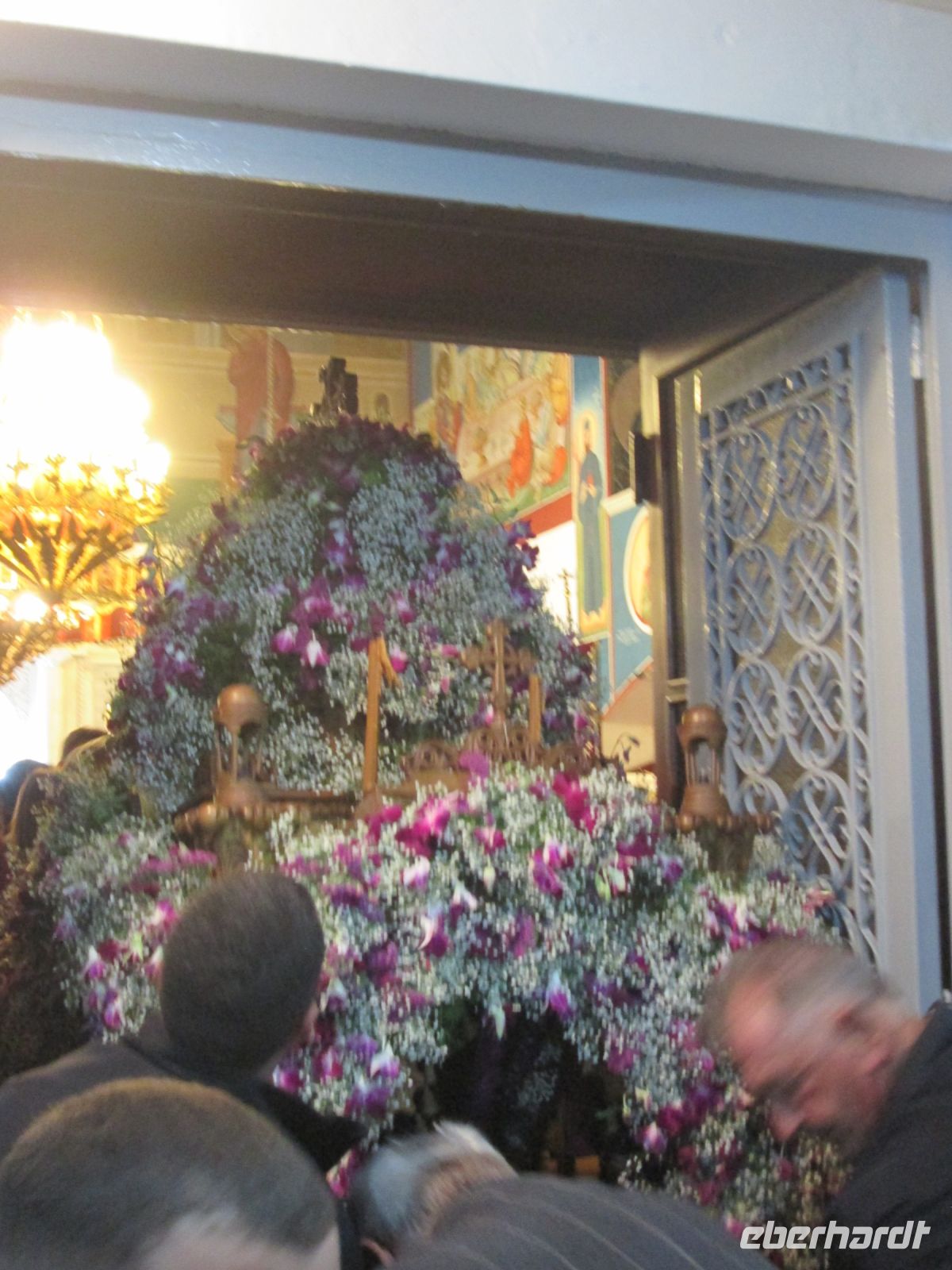 Karfreitag: Heraustragen des   aus der Agios Nektarios Kirche