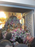 Karfreitag: Heraustragen des   aus der Agios Nektarios Kirche