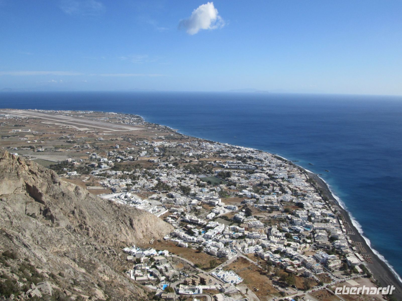 Blick von Alt-Thira auf Kamari und Flughafen