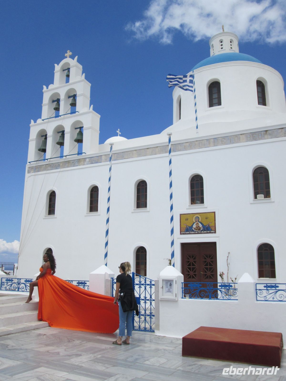 Fotosession vor der Agios Georgios Kirche in Oia