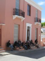 Kaffee trinken an der Hauptstraße in Chalki