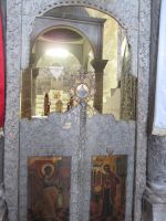 hinter der Ikonenwand ist das Ziborium erkennbar