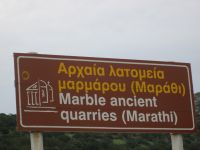 Hinweisschild auf die antiken Marmorbrüche