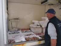 ein Fischverkäufer ist soeben mit seinem Dreirad in Lefkes eingefahren