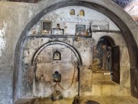 Kloster Mega Spileo - Brunnen in der Höhle 
