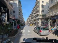 Fahrt durch die engen Straßen von Thessaloniki