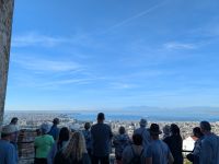 Die Reisegruppe bestaunt die Aussicht in die Ferne