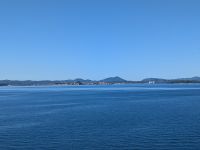 Die Insel Korfu und die gleichnamige Stadt in der Ferne