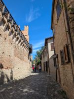 Entlang der Burgmauer von Gradara