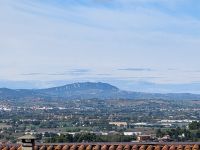 Blick auf den Monte Titano mit seinen drei Gipfeln und den mittelalterlichen Türmen von San Marino