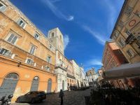 Historische Stadtzentrum von Ancona, links die Präfektur von Ancona