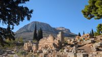 Altkorinth - Blick auf den Berg mit der Akropolis von Altkorinth