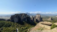 Meteora - Aussicht auf die Meteorafelsen und das dahinterliegende Tal