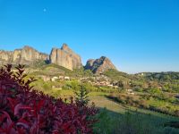 Blick auf die Meteora-Felsen 