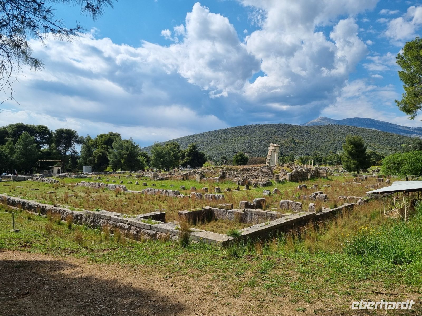 Epidauros - Gymnasion mit dem römischen Odeon in der Mitte und dem Eingangstor im Hintergrund