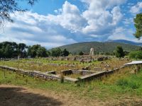 Epidauros - Gymnasion mit dem römischen Odeon in der Mitte und dem Eingangstor im Hintergrund