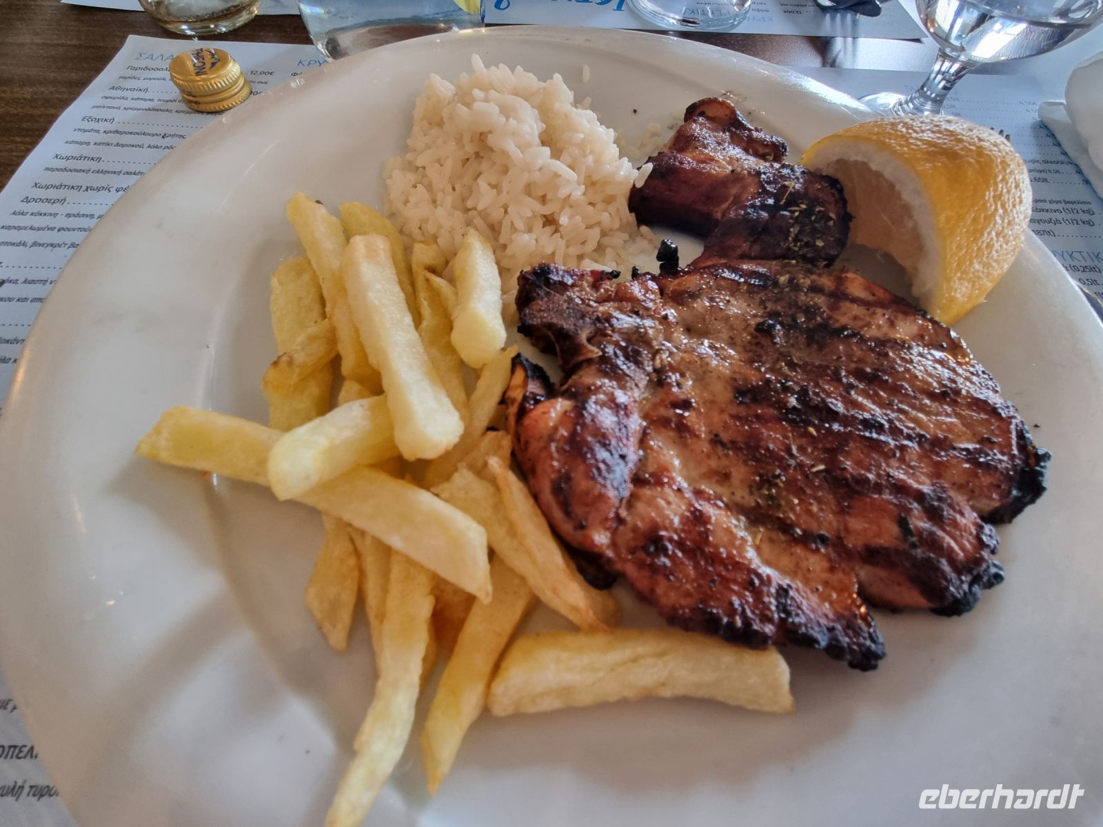 Abendessen in der Taverne des Segelclubs in Patras