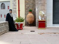 Mönch vor Kloster Mega Spileo Peloponnes Foto: Anette Rietz