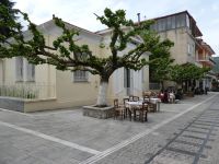 Gasse in Kalavryta Griechenland Peloponnes mit Taverne Foto: Anette Rietz