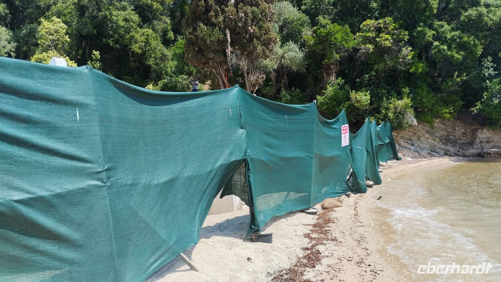 Es gibt einen Zaun auf der ehemaligen Onassis Insel