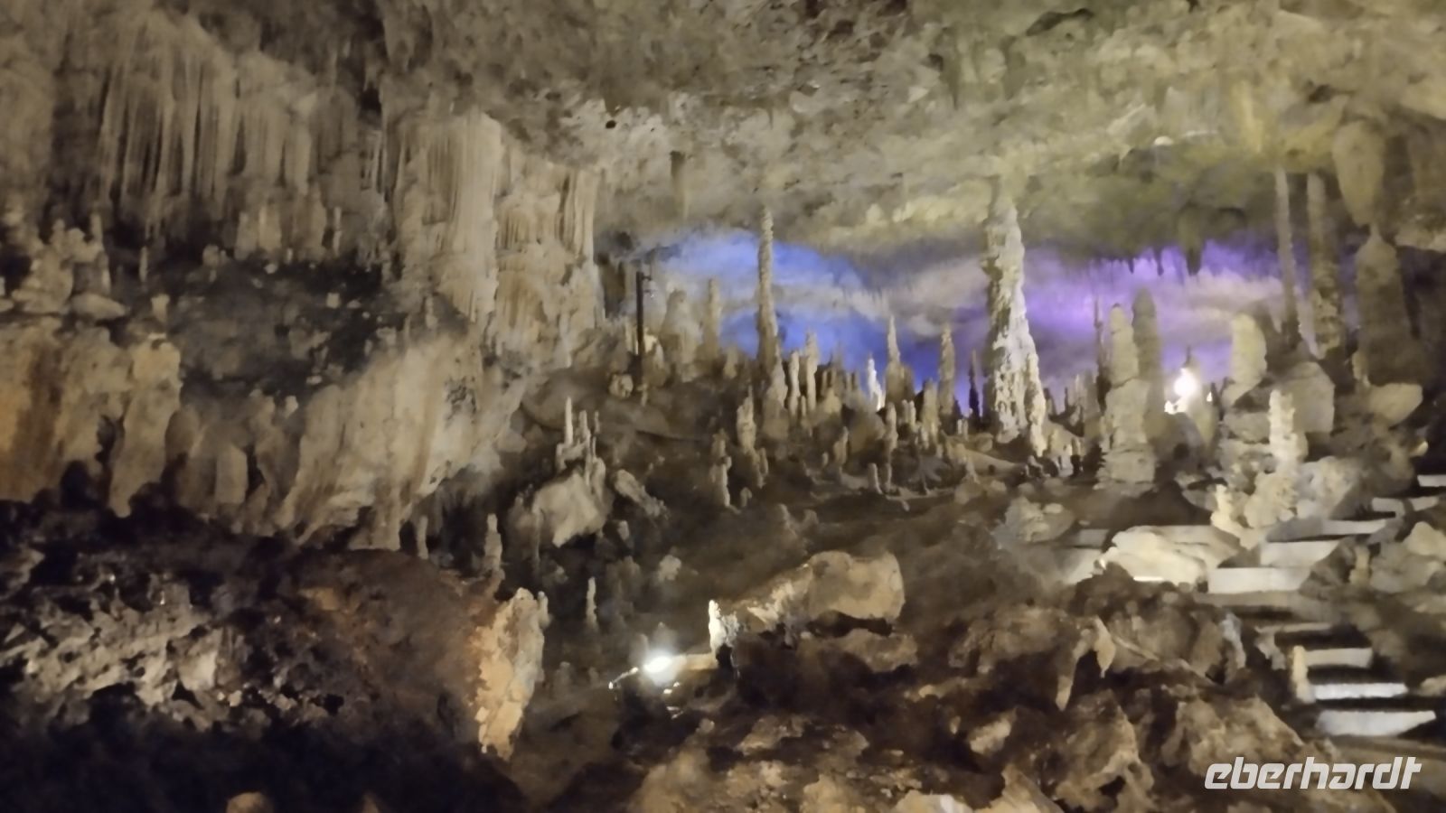 Schöne natürliche Skulpturen in der Höhle