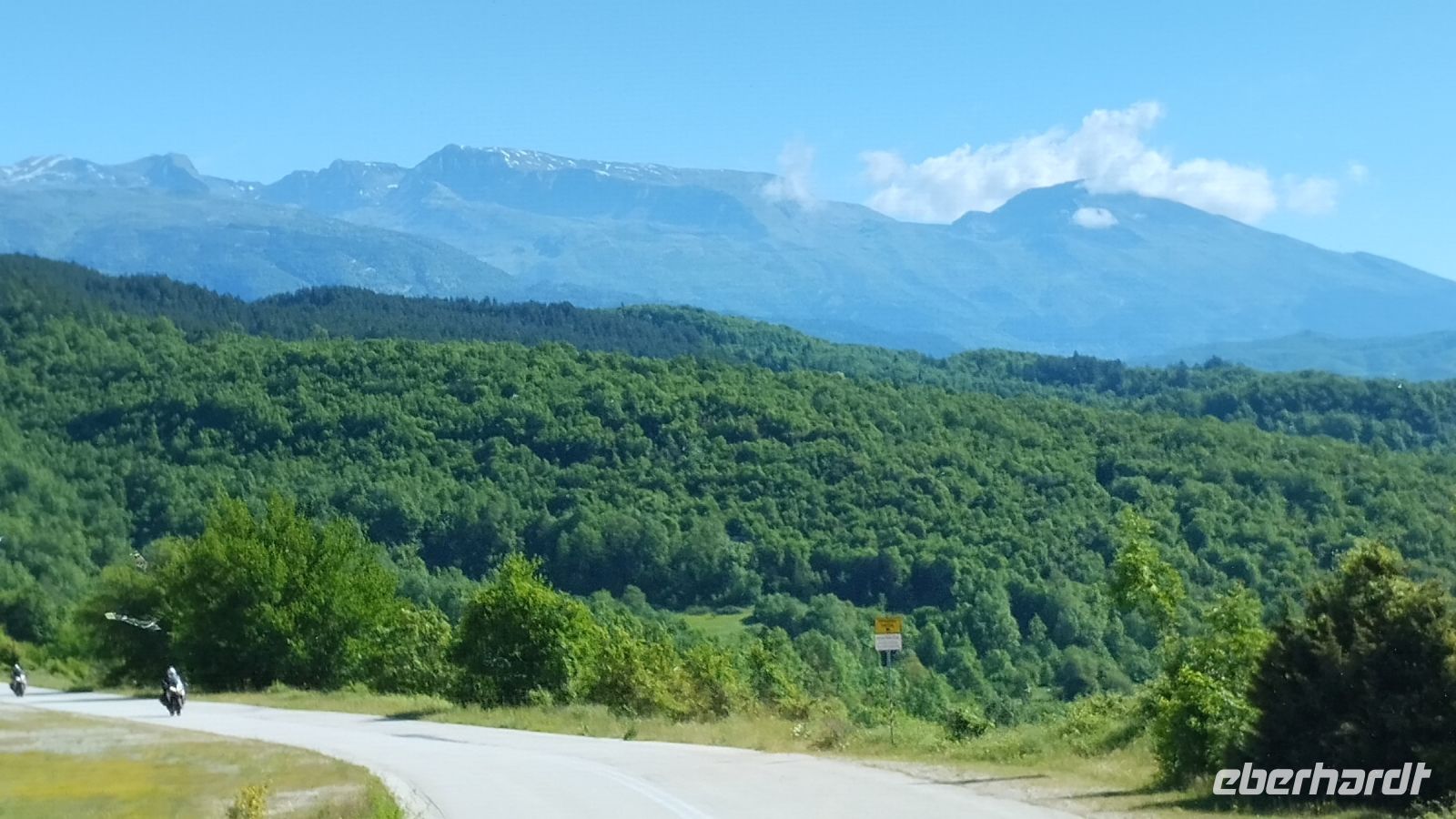 sehr dicht bewaldete Berglandschaft