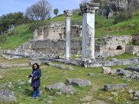 Archäologische Zone in Philippi (Basilika A) - örtliche Reiseleiterin Anastasia &ndash; &copy; Katrin Deutschbein (Eberhardt TRAVEL)