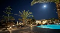 Kykladen, Santorini, Resort Santo MiraMare bei Nacht &ndash; &copy; Sabine C. Seifert (Eberhardt TRAVEL)