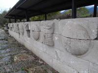 2. Stadtmauer von Dion mit Weihesteinen aus der Zeit von Alexander d. Gr.