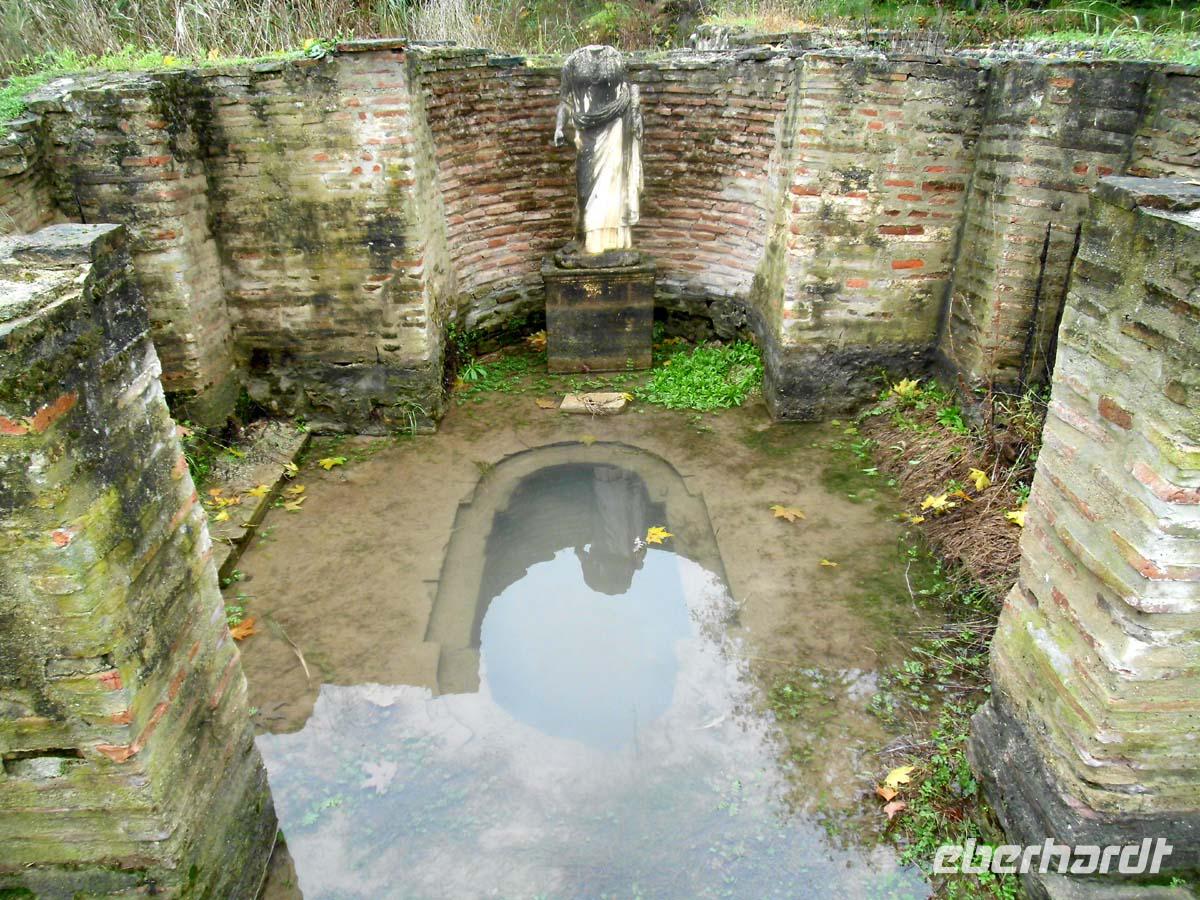 Am Isistempel Dion . Statue der Isis-Tyche