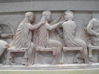 Aphrodite, Arthemis und Apollon. Schatzhaus von Siphnos in Delphi