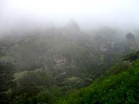 Nebel in den Meteorafelsen