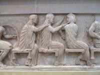 Aphrodite, Artemis und Apollon. Fries vom Schatzhaus der Siphnier, Delphi.