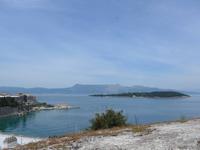 Korfu Stadt, Blick von der Festung zur Insel Vido und zum Pantokrator