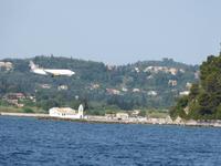 Korfu, Flugzeug im Anflug