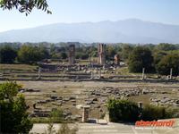 Blick über das Forum auf die Basilika B in Philippi