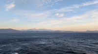Blick vom Meer auf das bergige griechische Festland