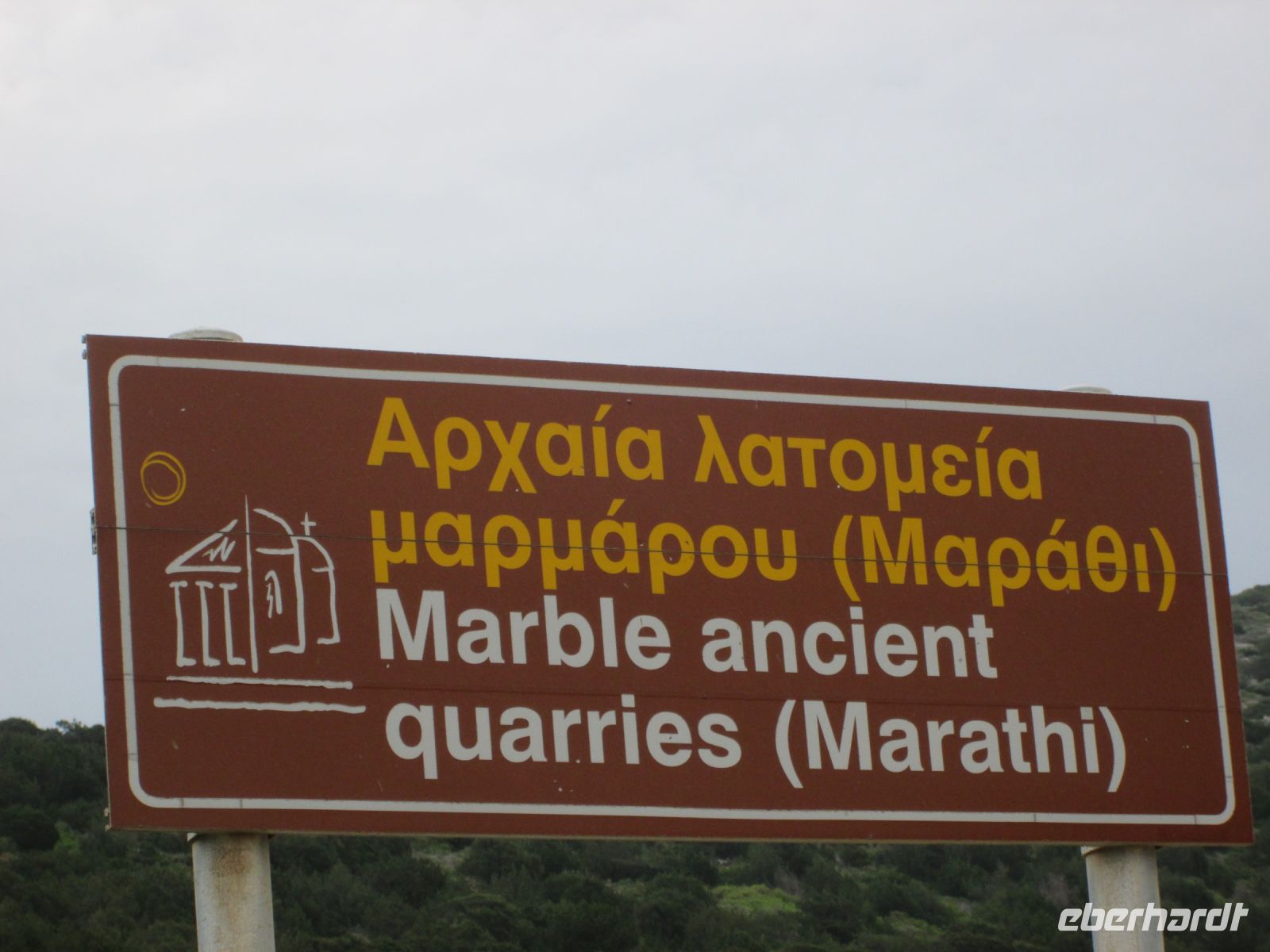 Hinweisschild auf die antiken Marmorbrüche