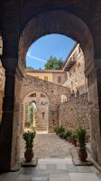 Kloster Hosios Loukas - Innenhof mit Torbogen